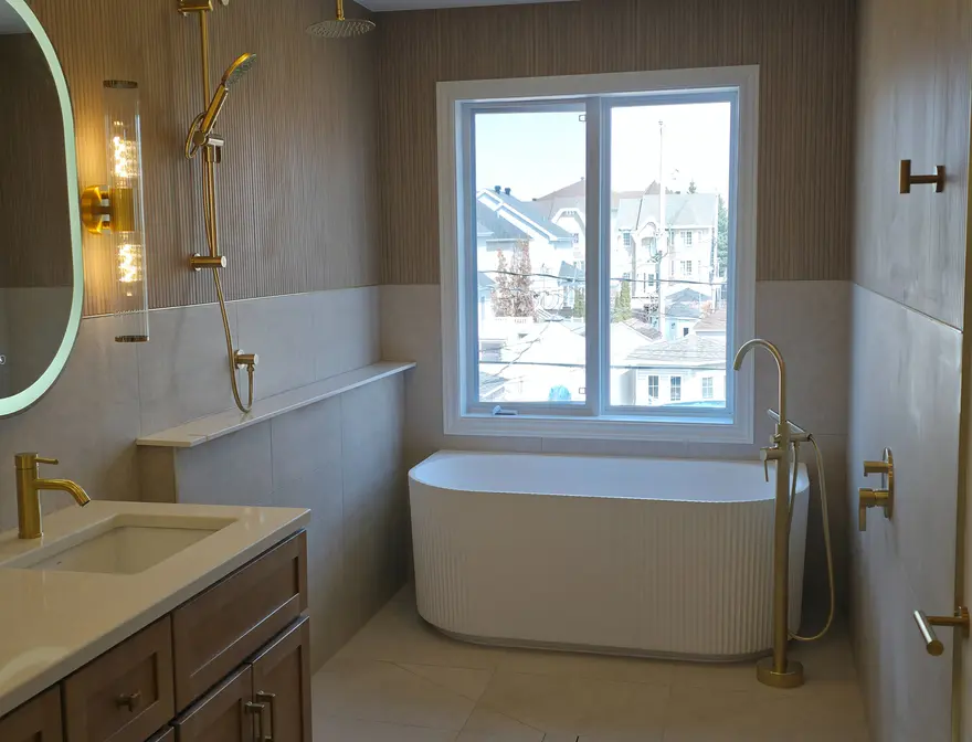 Après : bain autoportant cannelé, robinetterie dorée champagne et douche italienne.