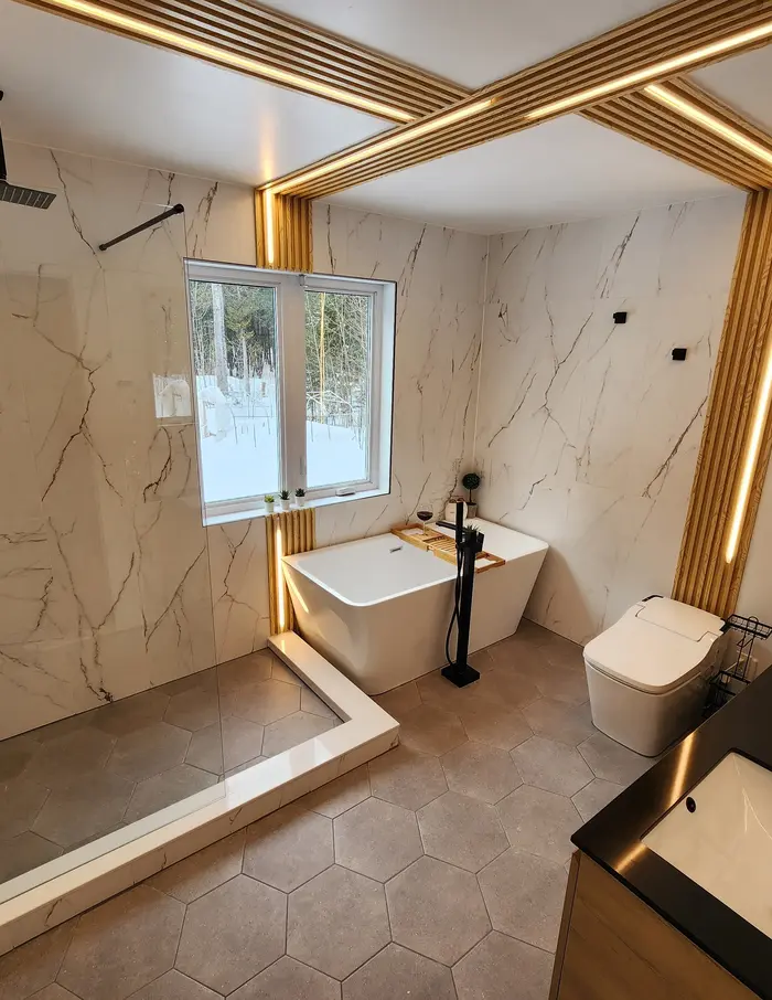 Salle de bain complète clé en main : marbre, plafond de bois à lattes avec DEL intégrés et bain autoportant.