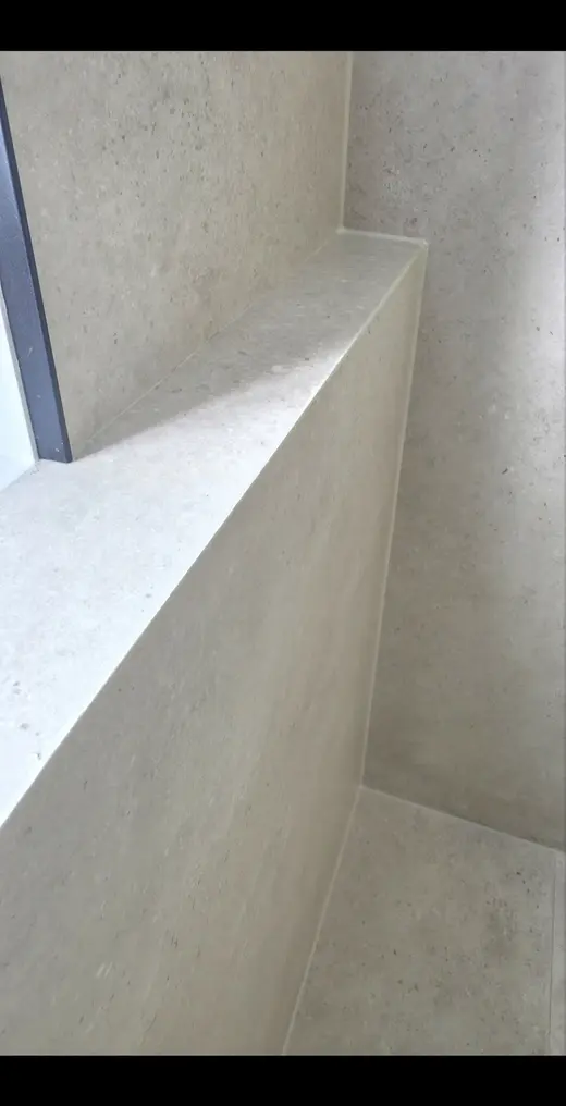Coin en onglet dans la céramique, continuité parfaite sans profilé de finition.