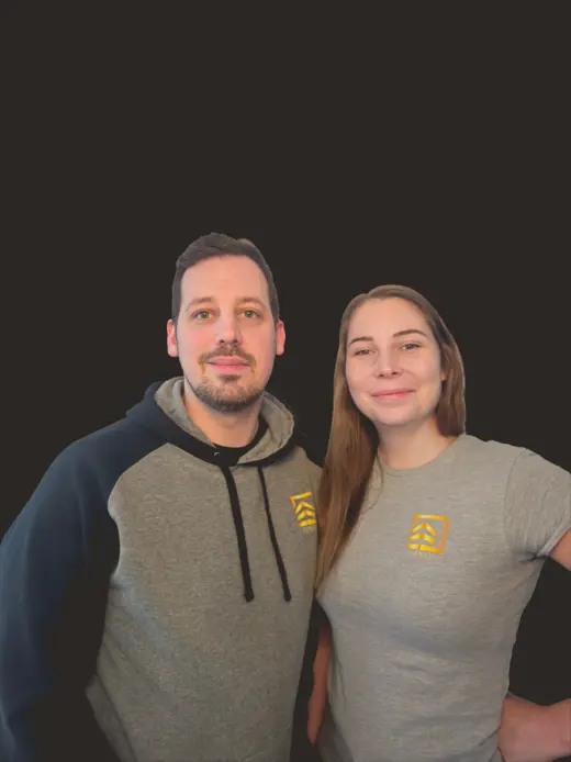 Cass, fondateur de Renovo Solutions, et sa collègue en t-shirt Renovo.