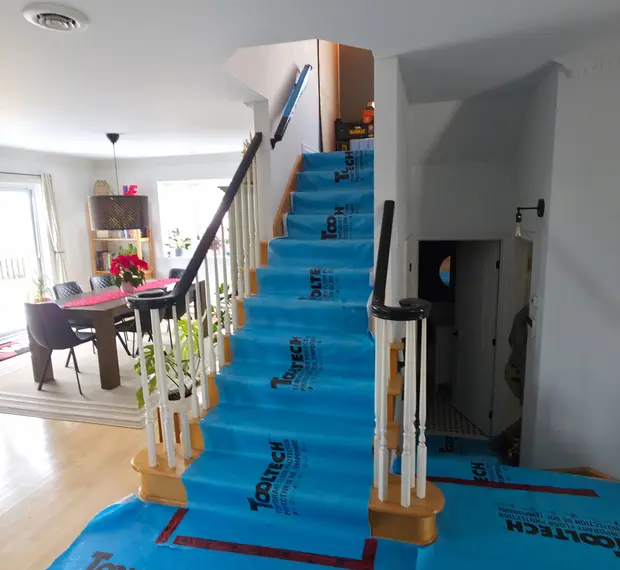 Escalier et planchers protégés par une membrane Tooltech du rez-de-chaussée à l'étage.